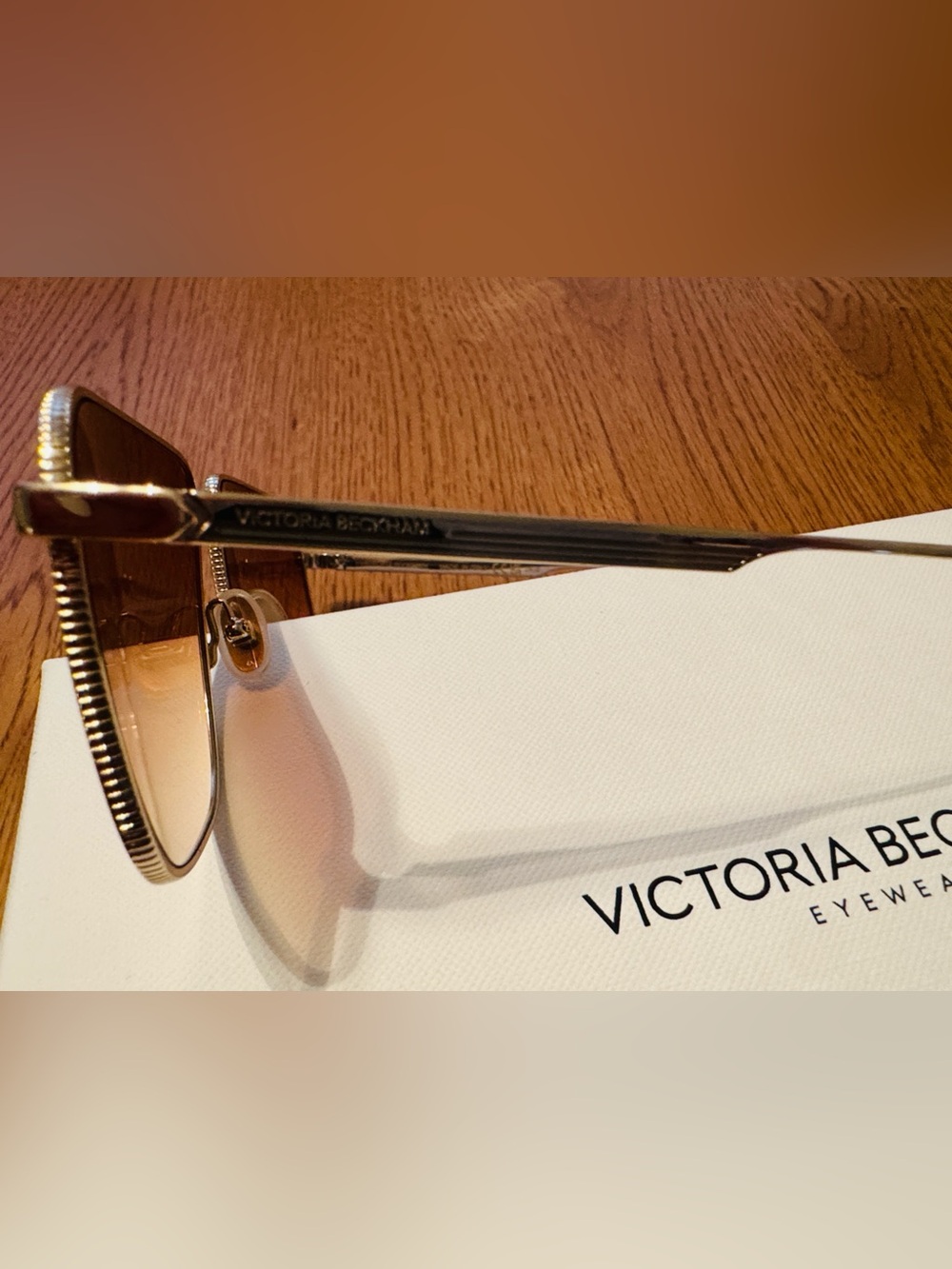 🆕 Victoria Beckham Gold Frame Aviator Sunglasses with Brown Gradient Lenses - Picture 5 of 7